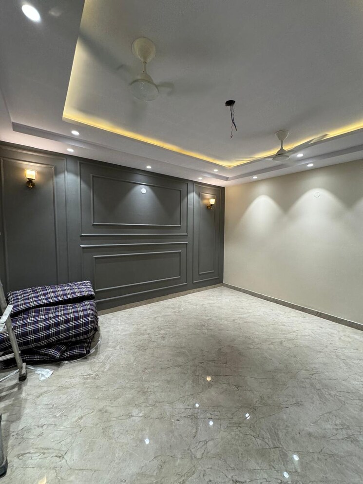  Parking, rajouri garden 2 Bedroom 170 Sq.Yd. Builder Floor In Rajouri Garden Delhi 9056080