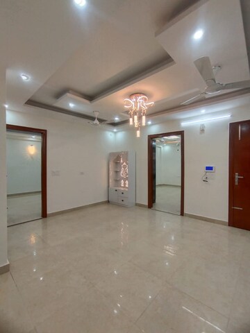 Room in 3.5 BHK Builder Floor at Sector 9a – for Sale