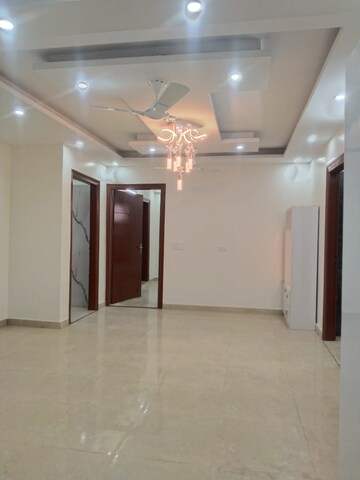Room in 3.5 BHK Builder Floor at Sector 9a – for Sale