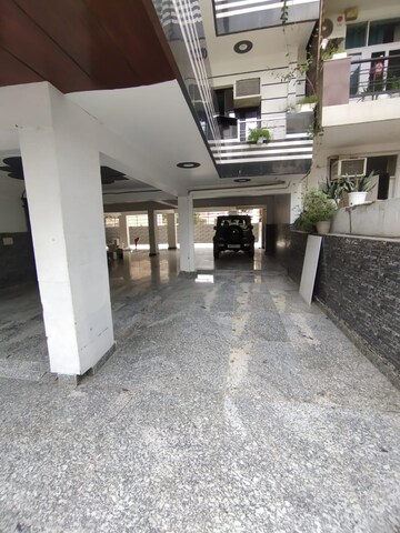Parking in 3.5 BHK Builder Floor at Sector 9a – for Sale