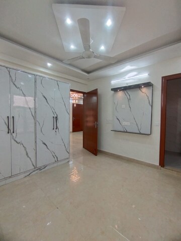 Room in 3.5 BHK Builder Floor at Sector 9a – for Sale