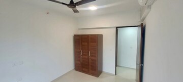 Room in 3 BHK Apartment at Kalpataru Immensa, Kolshet Road – for Rent