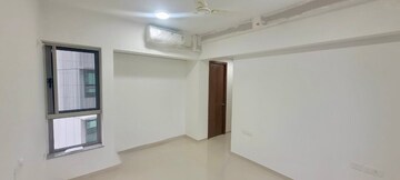 Room in 3 BHK Apartment at Kalpataru Immensa, Kolshet Road – for Rent