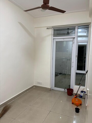 Room in 2.5 BHK Apartment at Gaur City 2 - 12th Avenue, Sector 16c Greater Noida – for Rent