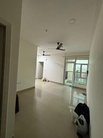 Room in 2.5 BHK Apartment at Gaur City 2 - 12th Avenue, Sector 16c Greater Noida – for Rent
