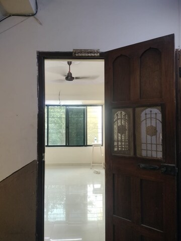Furnished Amenities in 1 BHK Apartment at New Jay Palace, Yari Road – for Rent