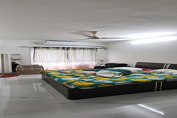 Bedroom in 2 BHK Apartment at Santacruz West – for Rent