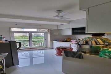 Living Room in 2 BHK Apartment at Santacruz West – for Rent