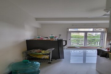 Living Room in 2 BHK Apartment at Santacruz West – for Rent