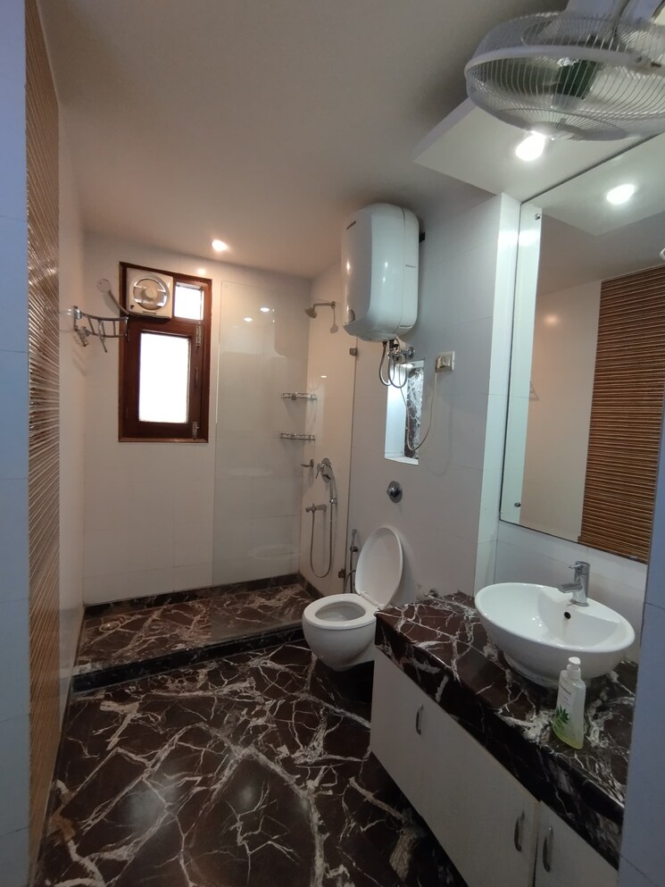 Bathroom, dda-flats-taimoor-enclave 4 Bedroom 500 Sq.Yd. Builder Floor In New Friends Colony Delhi 9056318