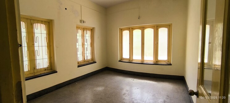 Room, gariahat road Commercial Office Space 2500 Sq.Ft. In Gariahat Road Kolkata 9056590