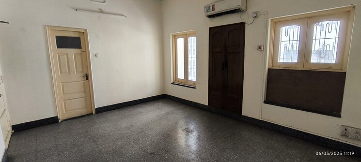 Room, gariahat road Commercial Office Space 2500 Sq.Ft. In Gariahat Road Kolkata 9056590