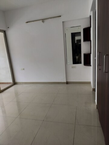 Room in 2 BHK Apartment at Amanora Victory Towers, Hadapsar – for Sale