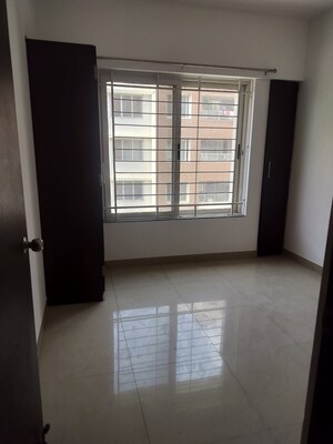 Room in 2 BHK Apartment at Amanora Victory Towers, Hadapsar – for Sale
