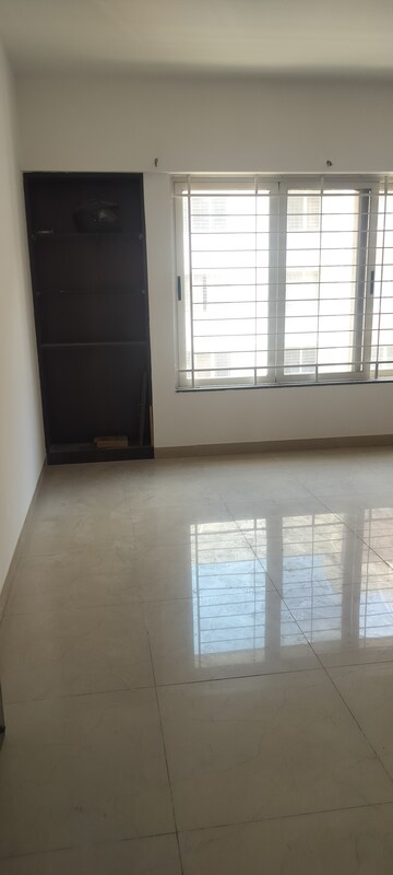 Room in 2 BHK Apartment at Amanora Victory Towers, Hadapsar – for Sale