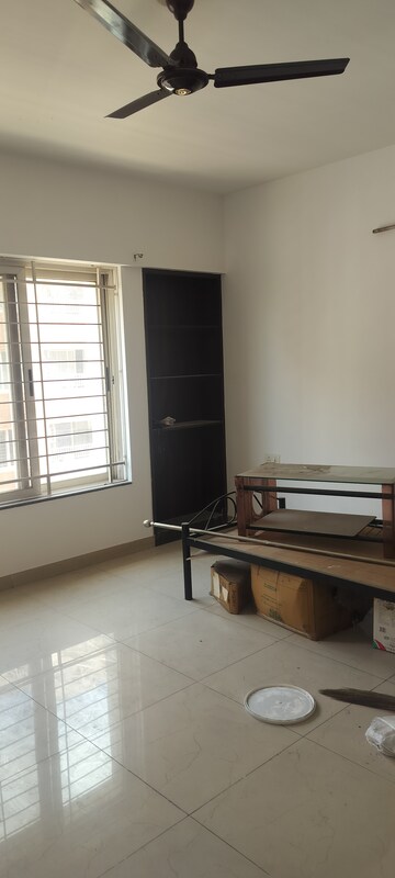 Room in 2 BHK Apartment at Amanora Victory Towers, Hadapsar – for Sale