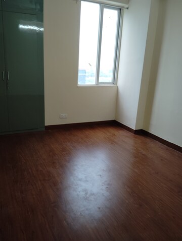 Room in 3 BHK Apartment at Amrapali Dream Valley, Tech Zone 4 Greater Noida – for Rent