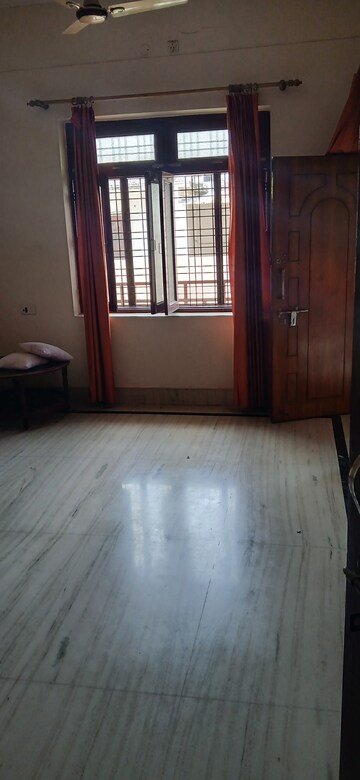 Room in 3 BHK Builder Floor at Katra – for Rent