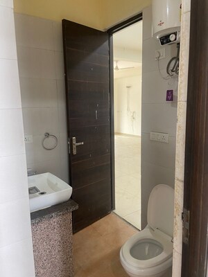 Bathroom in 6+ BHK Independent House at Pari International Enlighten Homes, Sector 45 – for Sale