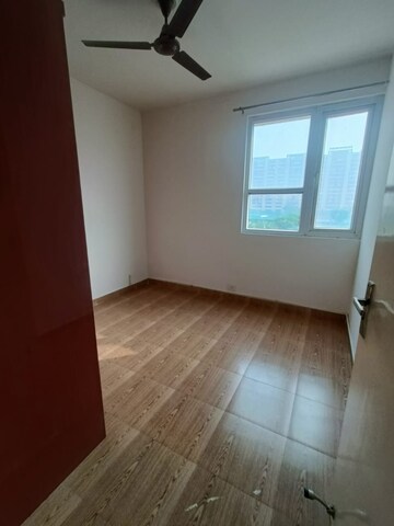 Room in 2 BHK Apartment at Tulip Lemon, Sector 69 – for Rent