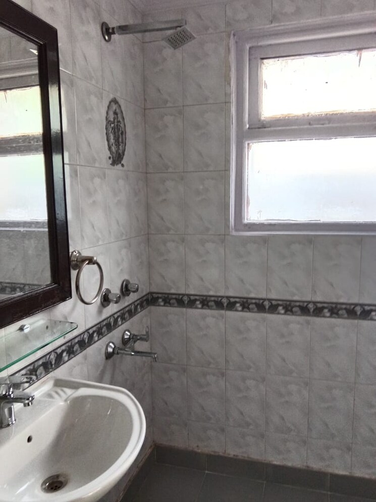 Bathroom, nehru enclave 3 Bedroom 1800 Sq.Ft. Builder Floor In Nehru Enclave Delhi 9056984