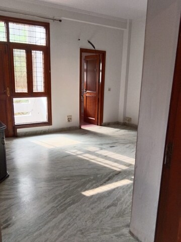 Room in 3 BHK Builder Floor at Nehru Enclave – for Rent
