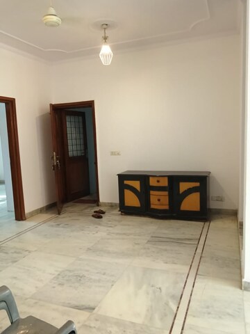 Room in 3 BHK Builder Floor at Nehru Enclave – for Rent