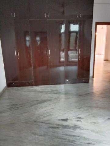 Room in 3 BHK Builder Floor at Nehru Enclave – for Rent