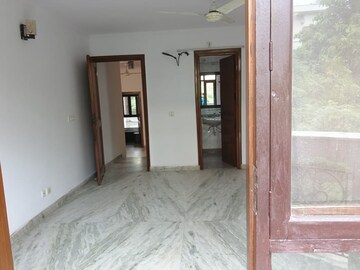 Room in 3 BHK Builder Floor at Nehru Enclave – for Rent