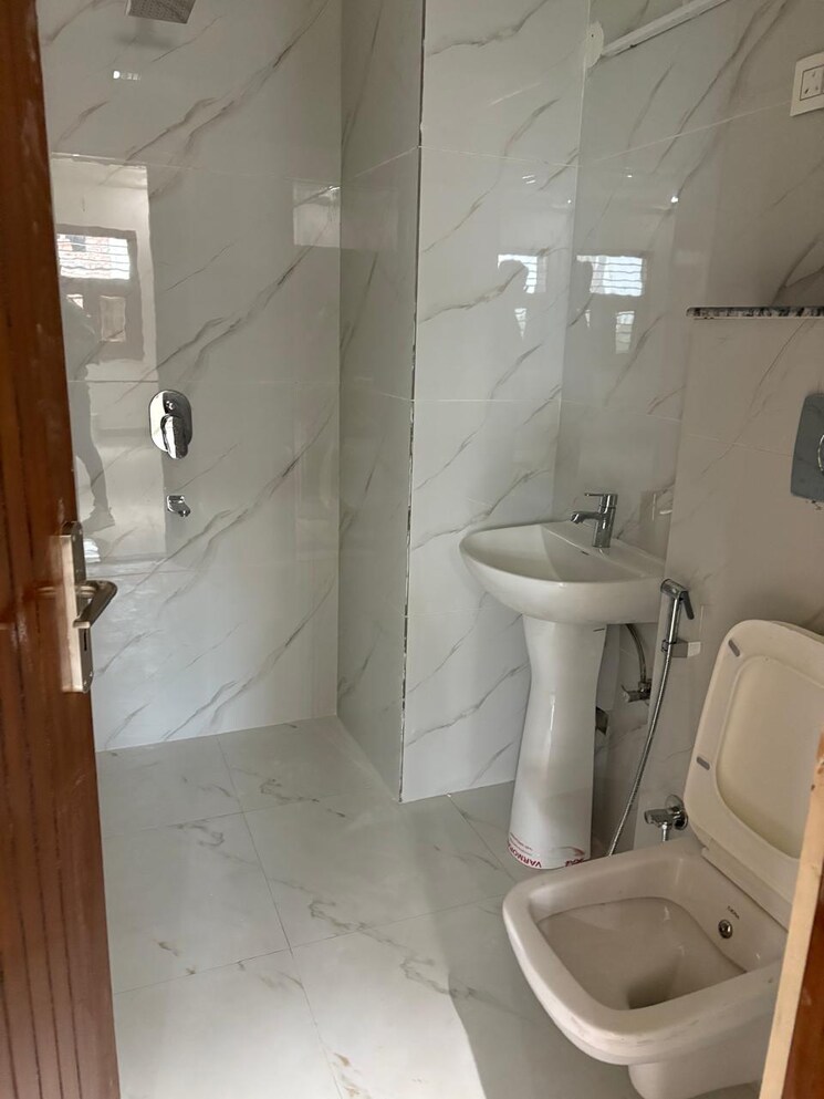 Bathroom, sector 84 3 Bedroom 1250 Sq.Ft. Builder Floor In Sector 84 Faridabad 9057126