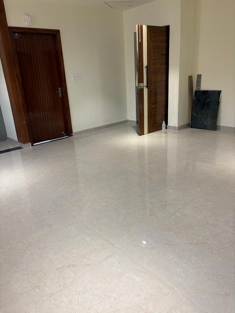 Room, sector 84 3 Bedroom 1250 Sq.Ft. Builder Floor In Sector 84 Faridabad 9057126