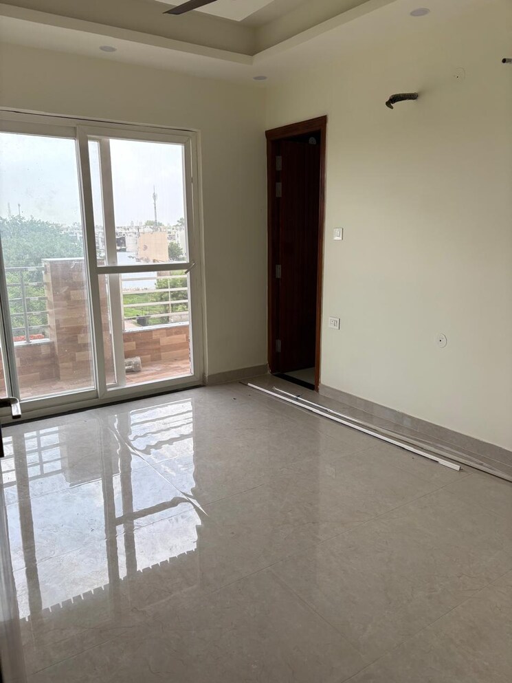 Room, sector 84 3 Bedroom 1250 Sq.Ft. Builder Floor In Sector 84 Faridabad 9057126