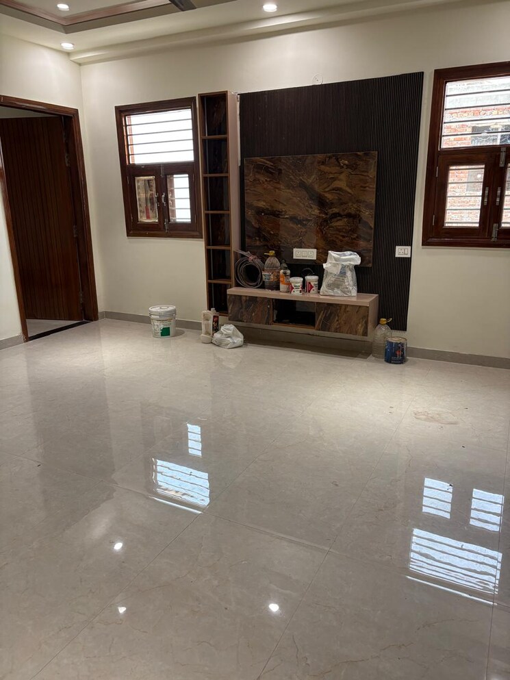 Room, sector 84 3 Bedroom 1250 Sq.Ft. Builder Floor In Sector 84 Faridabad 9057126