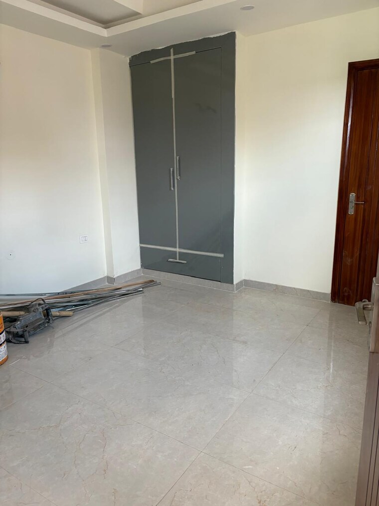 Room, sector 84 3 Bedroom 1250 Sq.Ft. Builder Floor In Sector 84 Faridabad 9057126