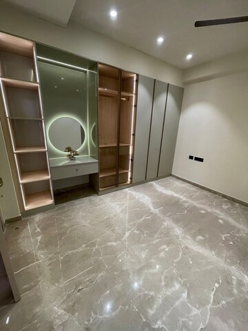 Room in 4 BHK Builder Floor at Dlf Phase I – for Rent