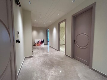 Room in 4 BHK Builder Floor at Dlf Phase I – for Rent