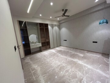 Room in 4 BHK Builder Floor at Dlf Phase I – for Rent