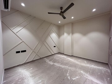 Room in 4 BHK Builder Floor at Dlf Phase I – for Rent