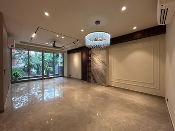 Room in 4 BHK Builder Floor at Dlf Phase I – for Rent