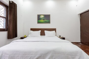 Bedroom in 6+ BHK Villa at Sahastradhara Road – for Rent