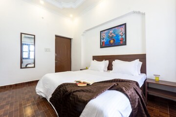 Bedroom in 6+ BHK Villa at Sahastradhara Road – for Rent