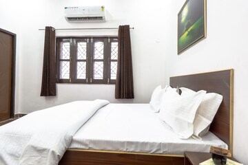 Bedroom in 6+ BHK Villa at Sahastradhara Road – for Rent