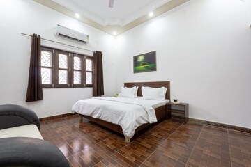 Bedroom in 6+ BHK Villa at Sahastradhara Road – for Rent