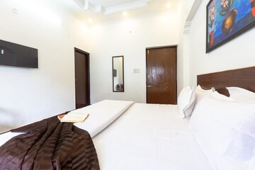 Bedroom in 6+ BHK Villa at Sahastradhara Road – for Rent