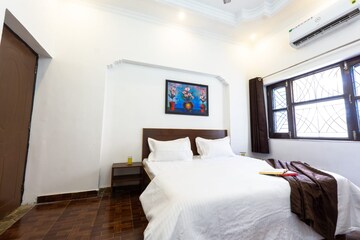 Bedroom in 6+ BHK Villa at Sahastradhara Road – for Rent