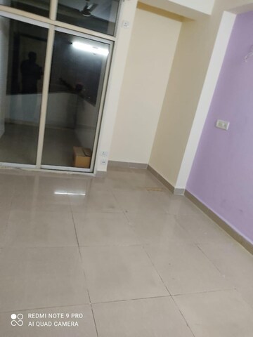 Room in 2.5 BHK Apartment at Supertech Livingston, Sain Vihar – for Rent