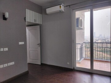 Room in 3 BHK Apartment at Tulip Yellow, Sector 69 – for Rent