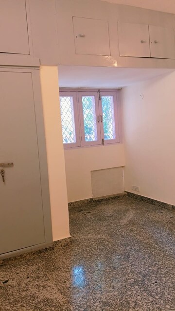 Room in 3 BHK Apartment at Vasant Kunj – for Rent