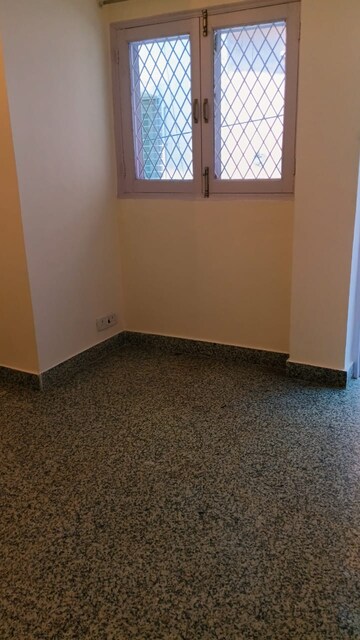 Room in 3 BHK Apartment at Vasant Kunj – for Rent