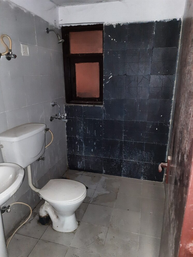 Bathroom, mahagun-mahagunpuram 2 Bedroom 792 Sq.Ft. Apartment In Shastri Nagar Ghaziabad 9057539